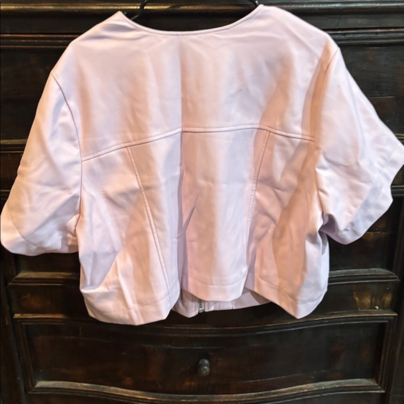 Torrid Faux Leather Short Sleeve Cropped Moto Jacket Orchid Bloom NWT size 4 - Picture 3 of 3